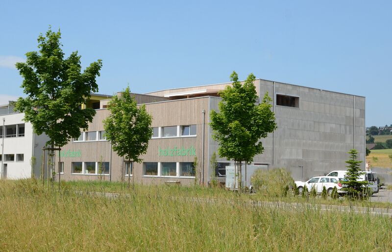 Eine Aussenansicht der Holzfabrik GmbH mit Sitz in Jonen.